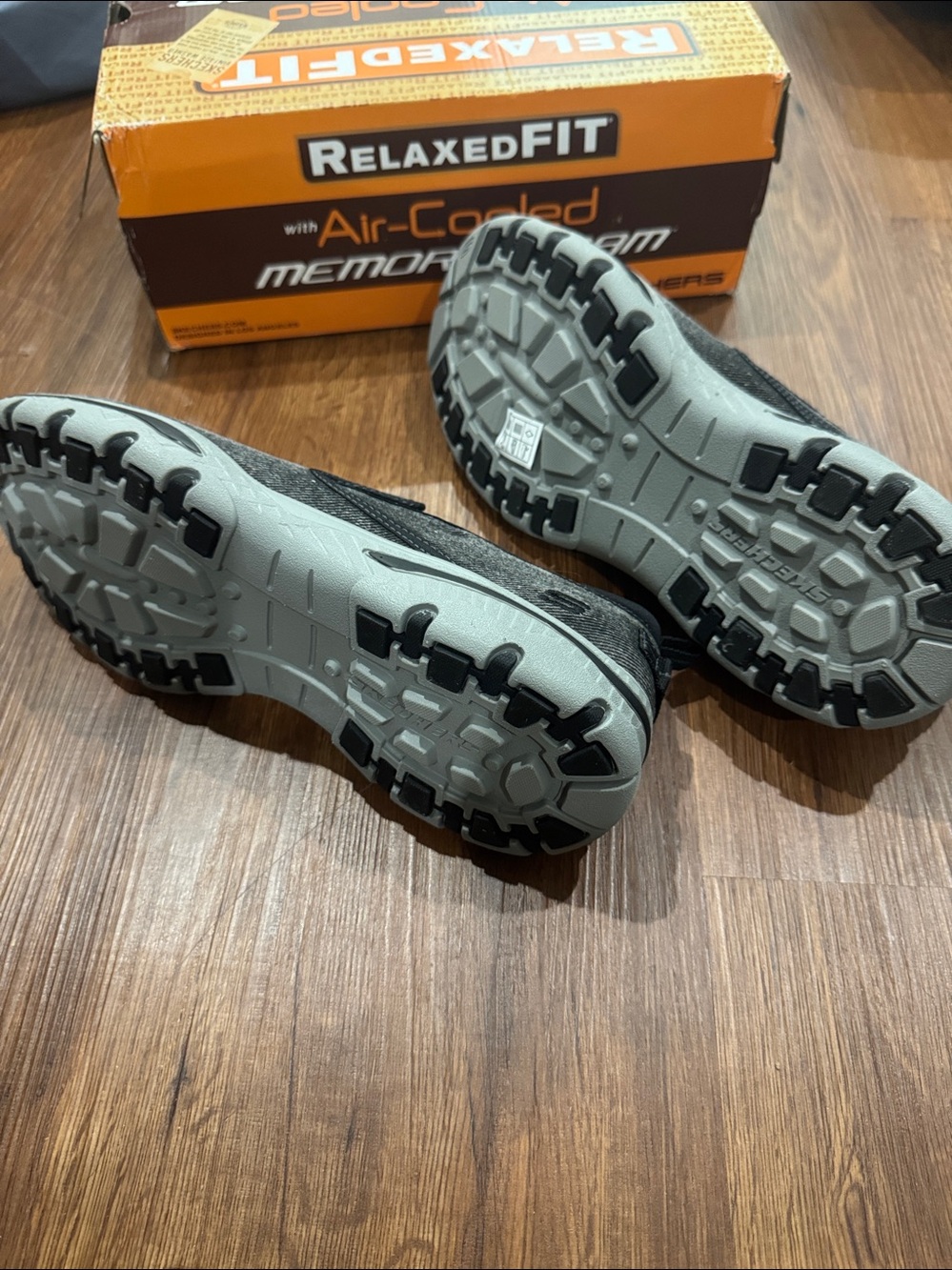 Skechers Relaxed Fit Slip-On Loafers in Charcoal Black Sz 10 - Picture 3 of 3